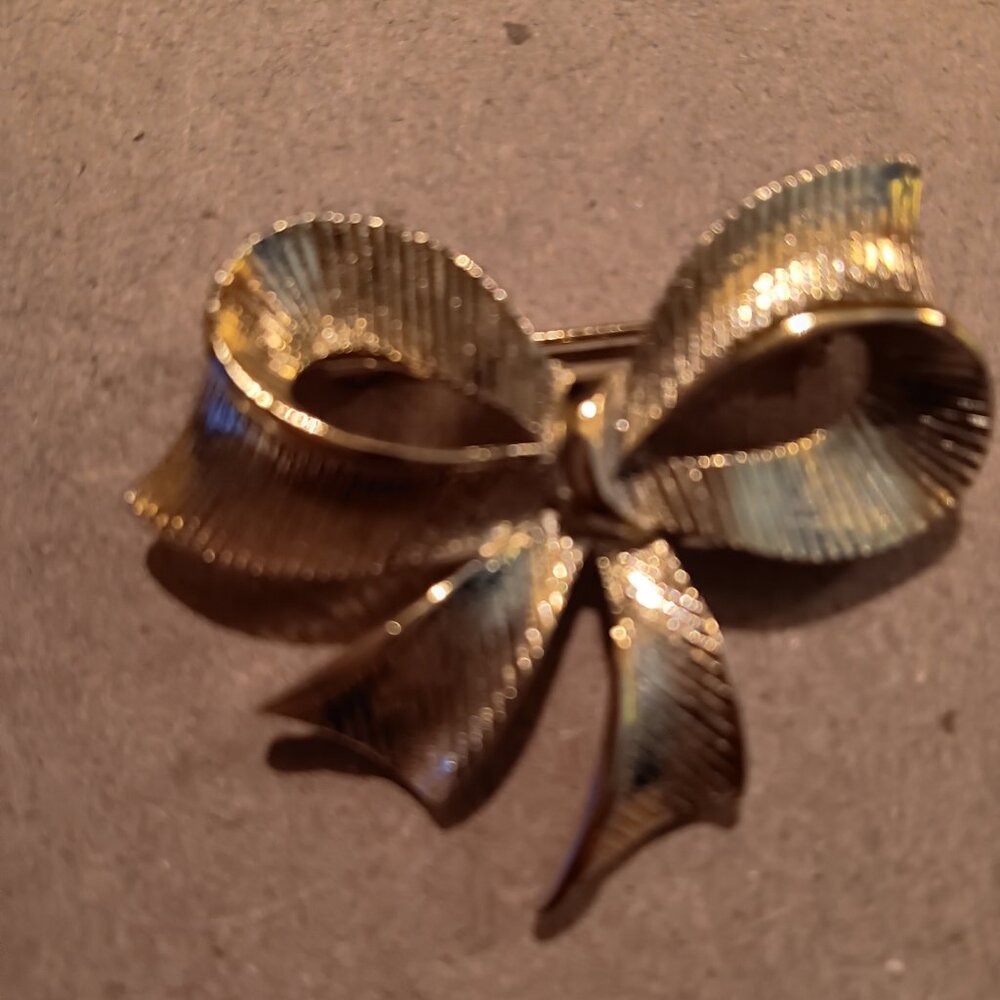 VINTAGE RIBBON BOW BROOCH GOLD TONE - Picture 2 of 4